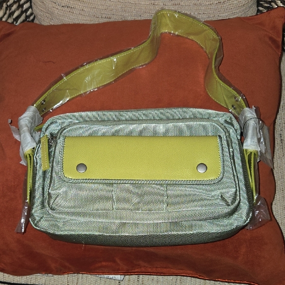 Vibrant Green and Yellow Crossbody Bag for Effortless Style - Picture 2 of 5